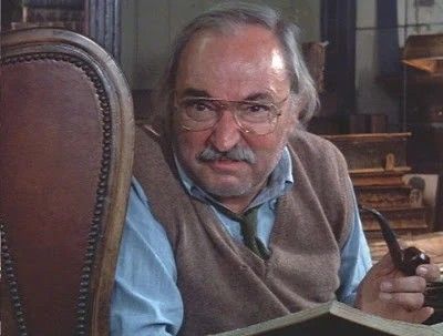 Livreiro idoso de óculos com cachimbo e livro aberto