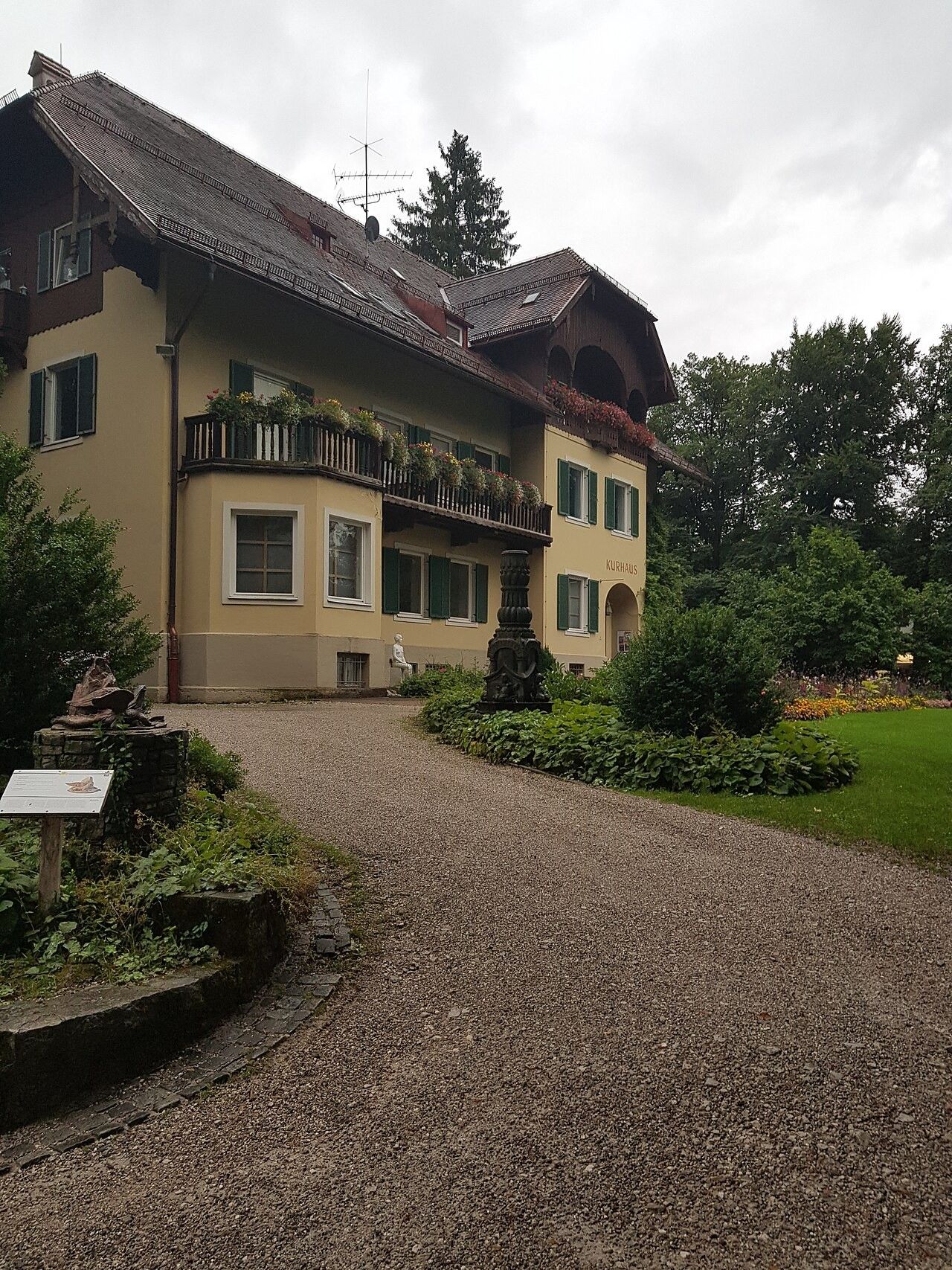 Casa antiga entre árvores no Michael-Ende-Kurpark, em Garmisch-Partenkirchen